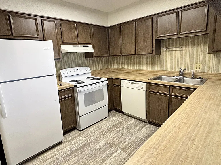 337 Lewis St #F — Photo 10