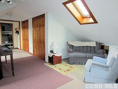 Upstairs landing w/2 ski lights