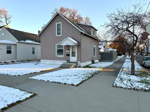 223 9th Ave SW, Aberdeen, SD 57401
