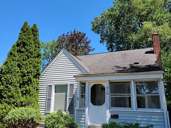 4th image of 919 McLean Ave
