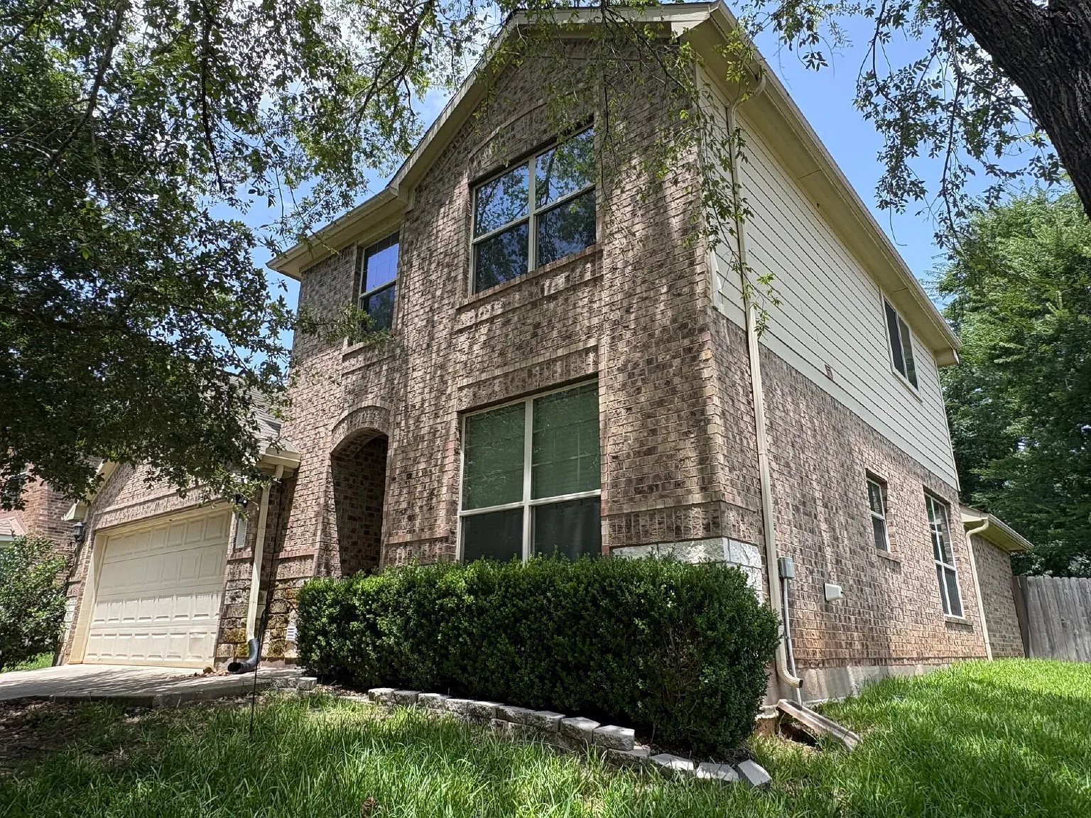 4 bed, 2.5 bath, 2004 sqft, $2,100 — Photo 1