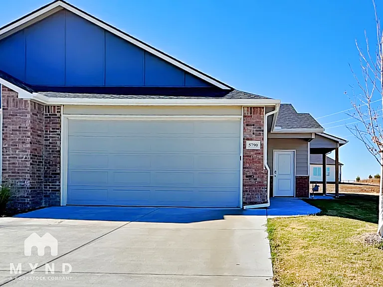 5790 E Bristol Cir #5790 — Photo 2