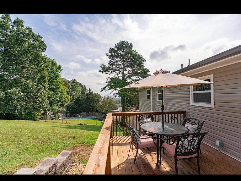 911 Crest Dr — Photo 42