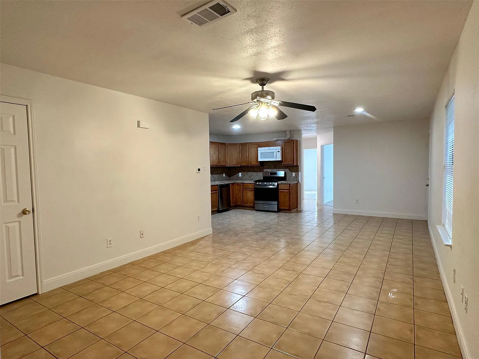 3 bed, 2.0 bath, 1200 sqft, $1,400 — Photo 3