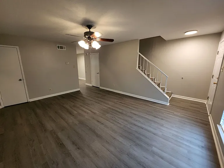 Barton Oaks Apartments — Photo 14