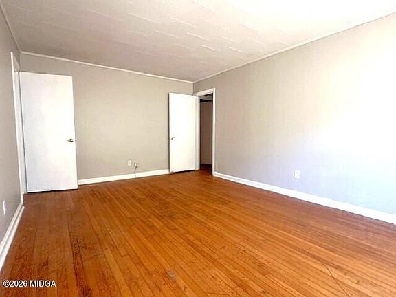 2nd image of 2063 Bayswater Rd