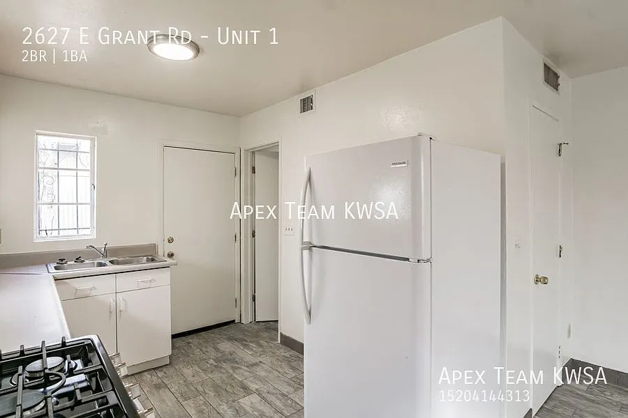 $875- Quaint 2 Bed / 1 Bath Apartment Located on E. Grant Rd! — Photo 3