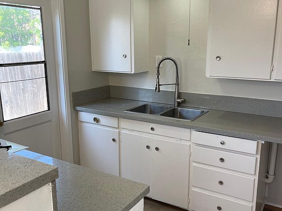 5th image of 555 S Indian Hill Blvd