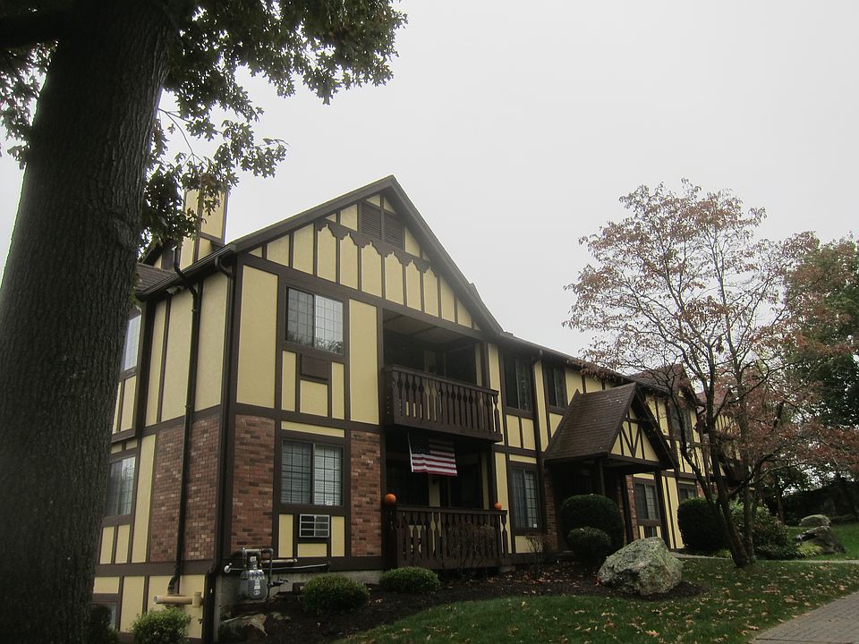 30 Roxbury Lane