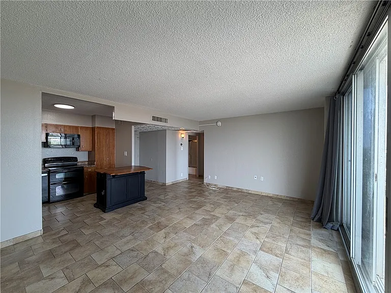 715 S Upper Broadway St — Photo 9