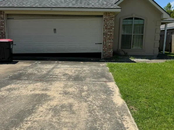 425 Milton Estates Ln, Youngsville, LA 70592