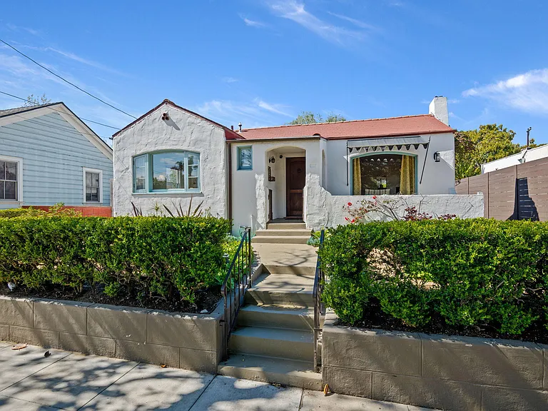 224 W Cota St — Photo 38