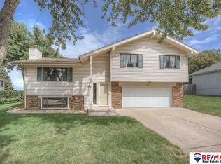 8810 Honey Locust Dr, La Vista, NE 68128