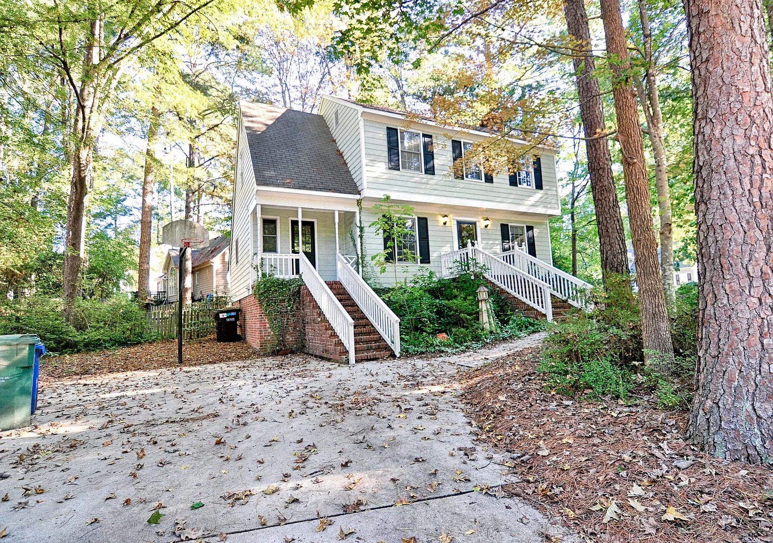 Perfect cul-de-sac Charmer in SW Durham with Fenced Yard — Photo 1
