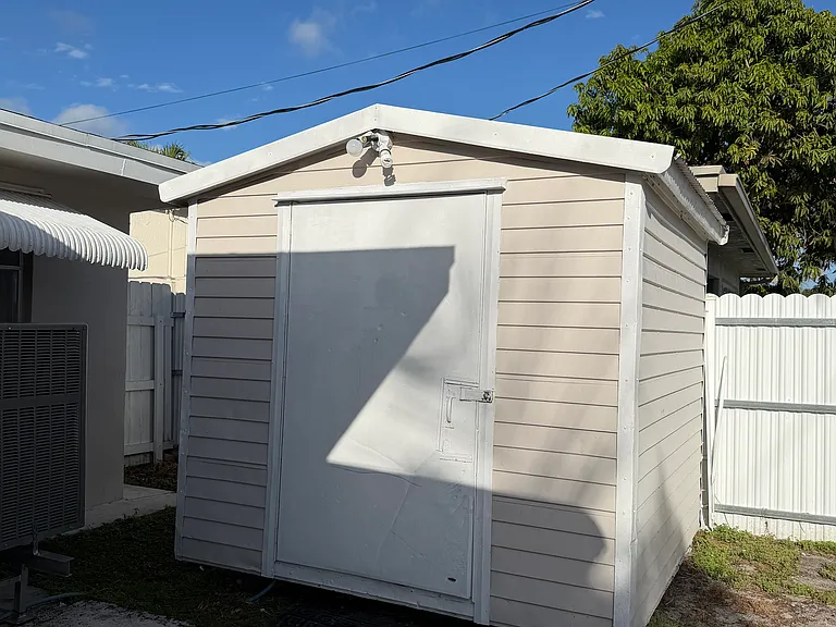 8670 NW 11th St — Photo 33