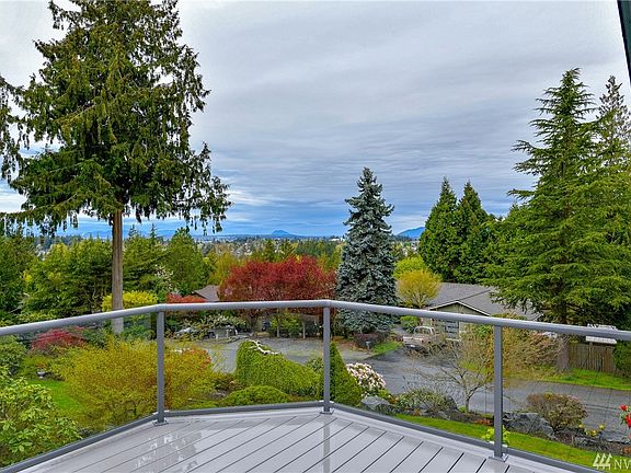 Another view of the great setting with pride of ownership and expansive mature landscaping. 