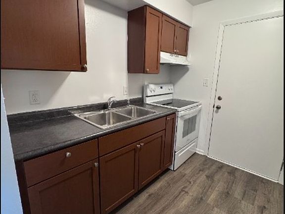 3rd image of 2022 Lawrence Ave #8