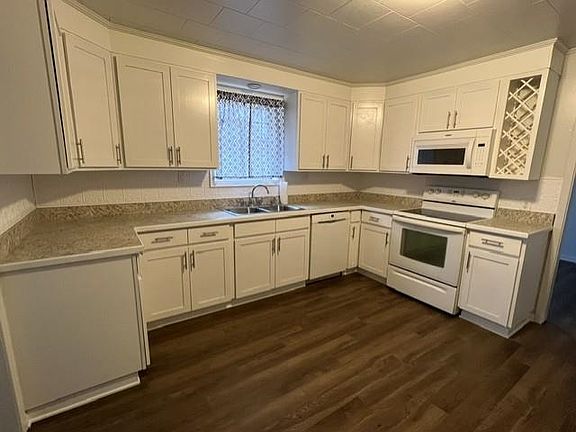 2nd image of 402 E 1st St