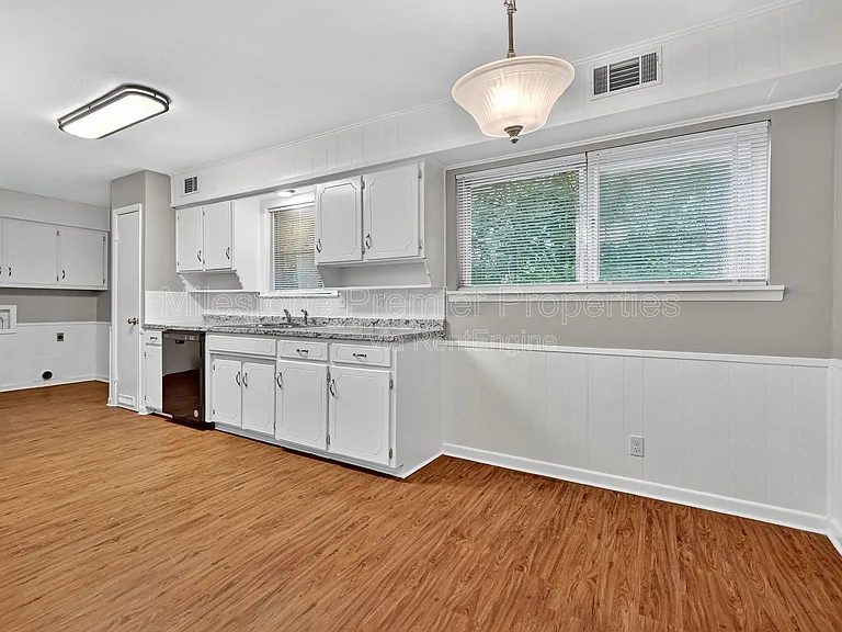 105 E Ford St — Photo 7