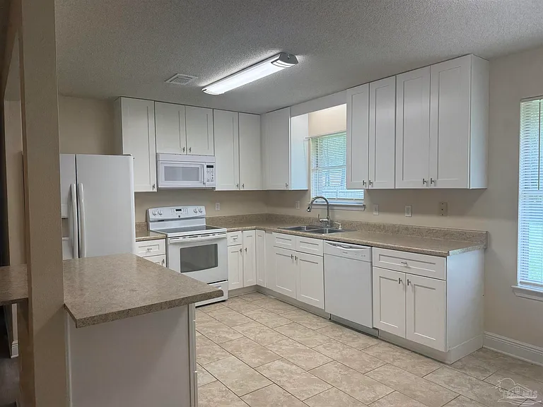 321 Forest Hills Dr — Photo 2
