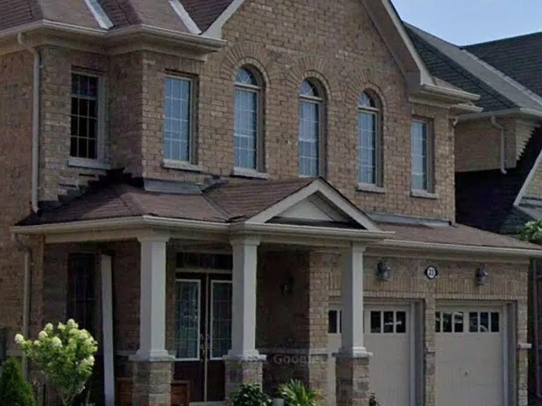 23 Terry Cres — Photo 1