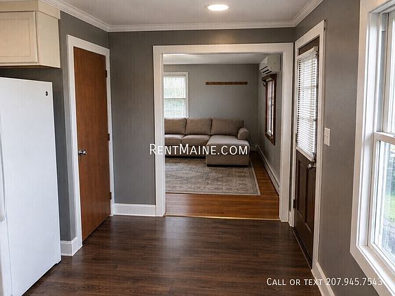 4th image of 676 College Ave