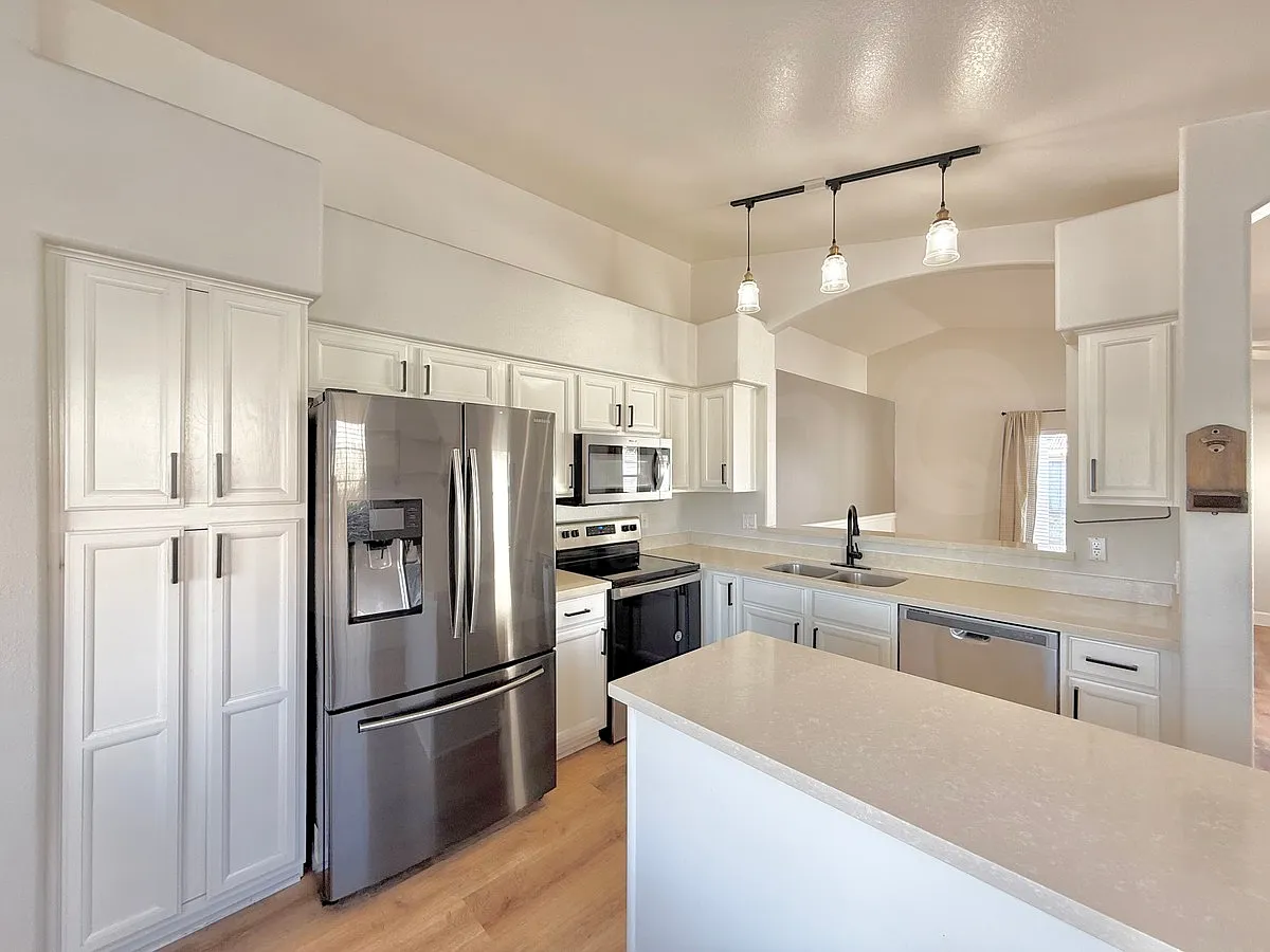 3 bed, 2.0 bath, 1266 sqft, $2,099 — Photo 3
