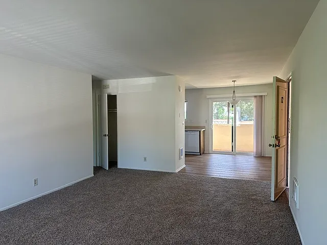 2 bed, 900 sqft, $3,200 — Photo 3