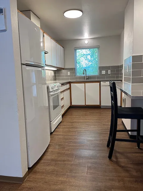 3 bed, 1.5 bath, 1400 sqft, $2,600 — Photo 2