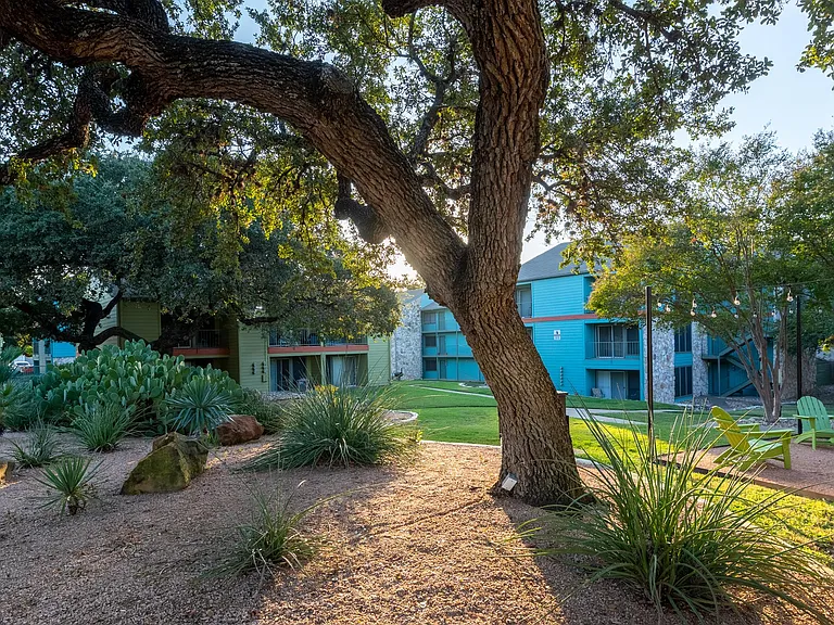 The Oaks Apartments — Photo 9