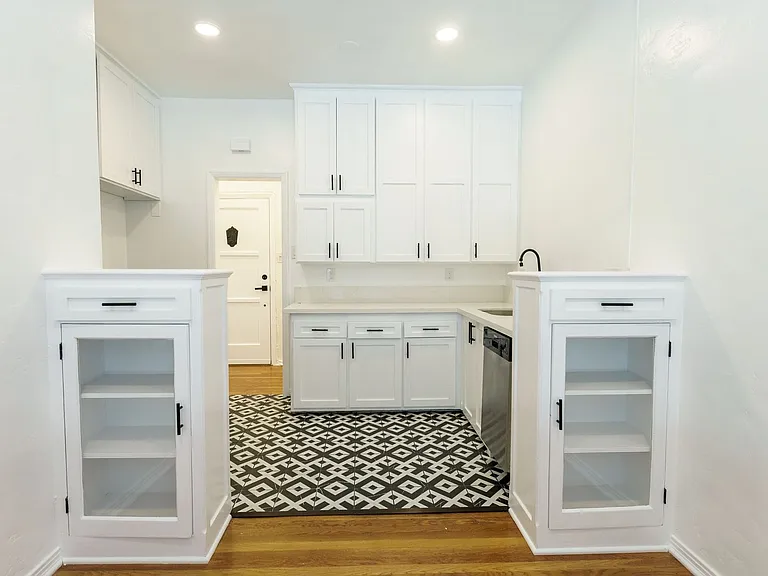 147 North Hamilton Drive — Photo 9