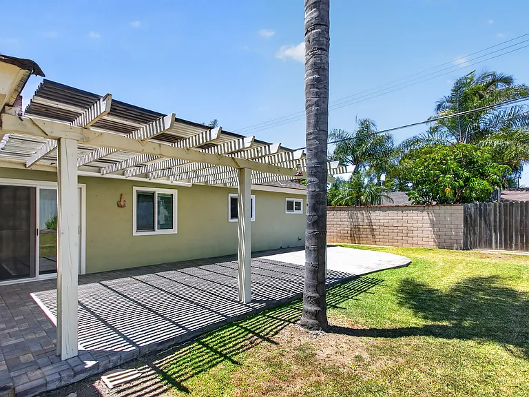 2940 Charles Ave — Photo 18