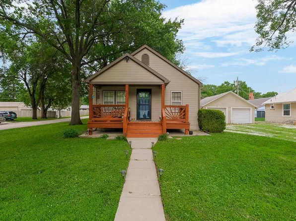 601 S Peoria St, Louisburg, KS 66053