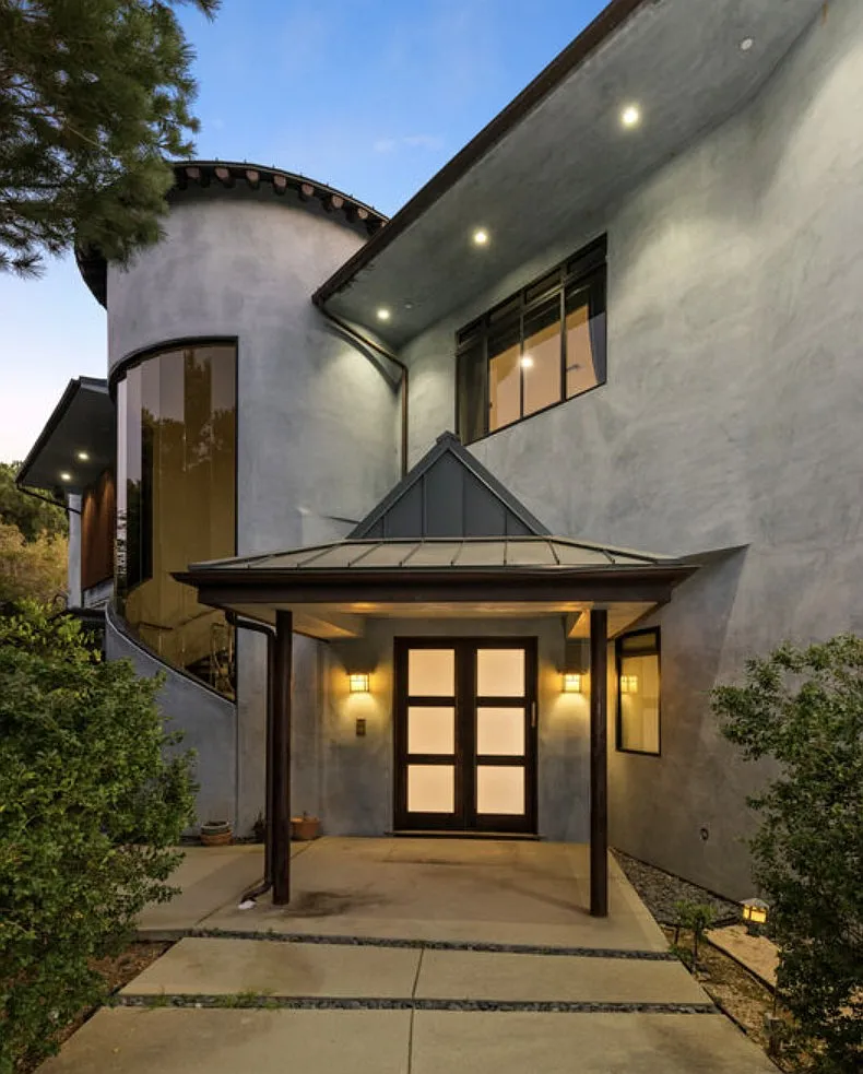 8 bed, 9000 sqft, $35,000 — Photo 3