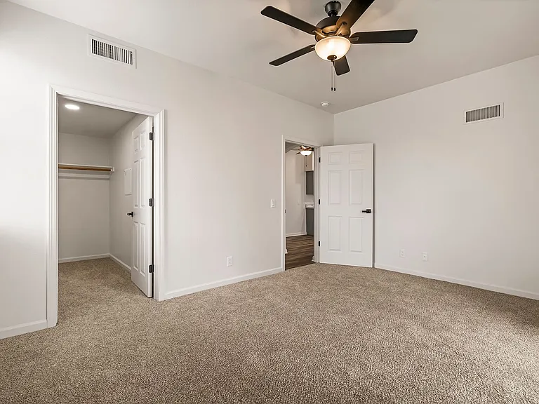 Sterling Oaks Luxury Apartments — Photo 31