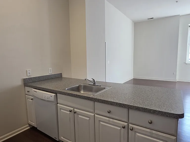 811-0 Filbert St #810 — Photo 5