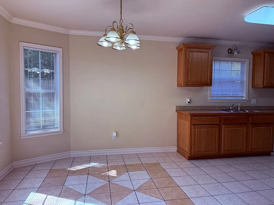 3 bed, 2.0 bath, 1618 sqft, $1,700 — Photo 4