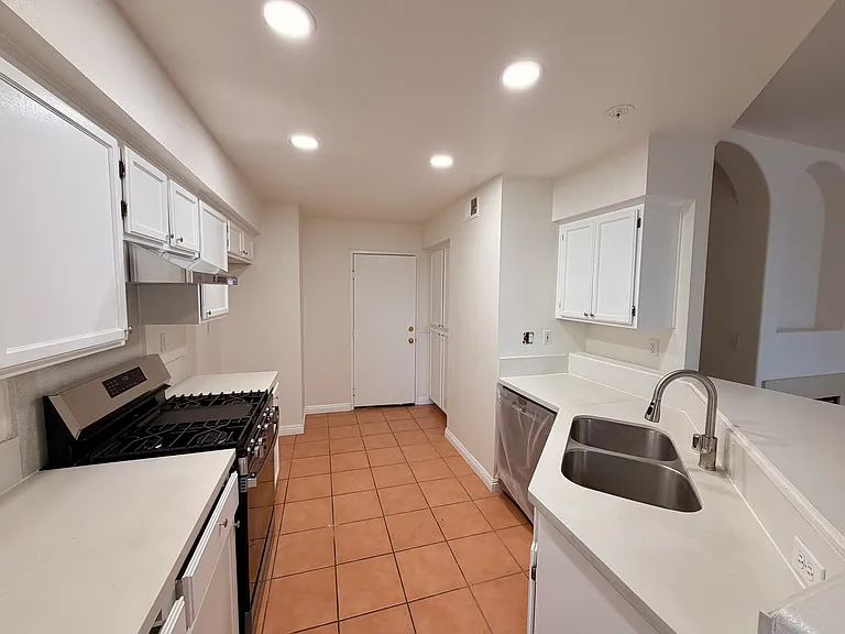 35 Coronado Cay Ln — Photo 2