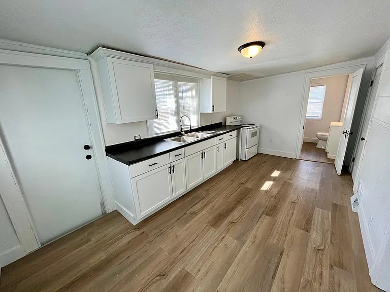 425 Birdsell St — Photo 9