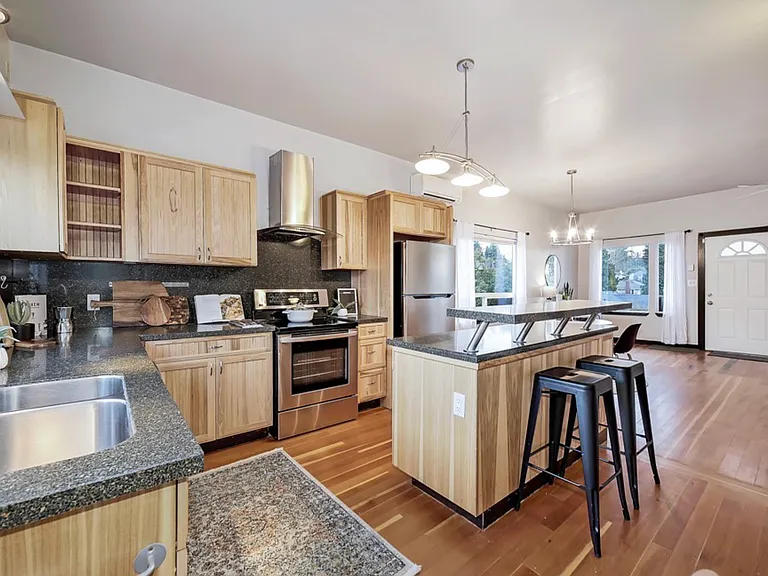 7731 38th Ave SW — Photo 3