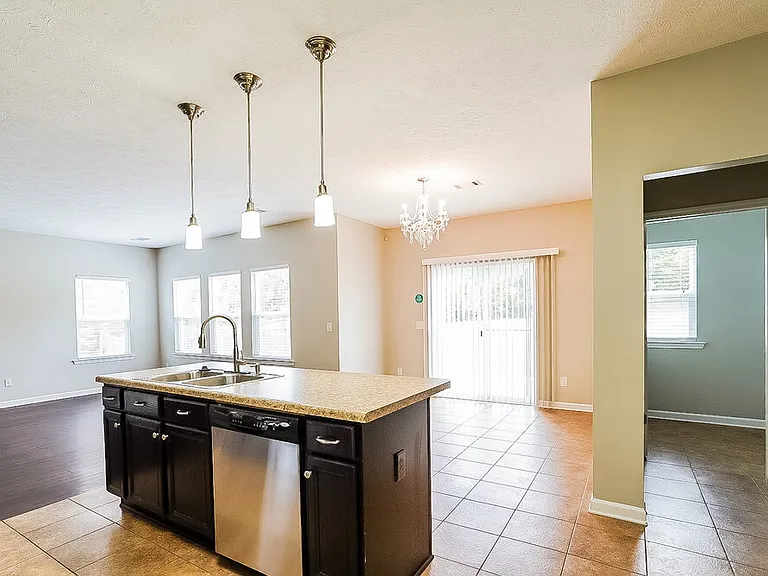 1718 Hartford Ln — Photo 8