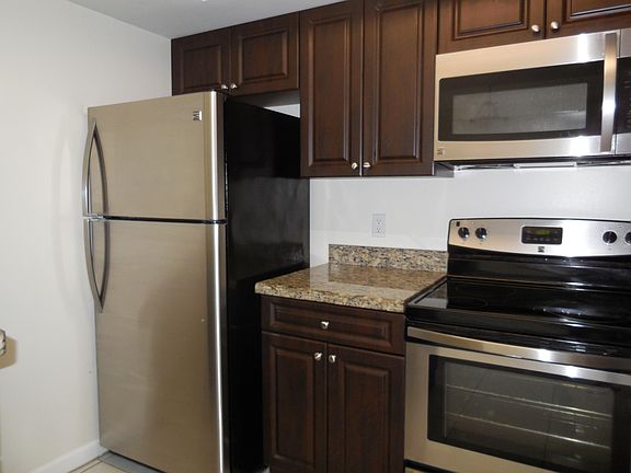 4th image of 4698 Oak Terrace Dr