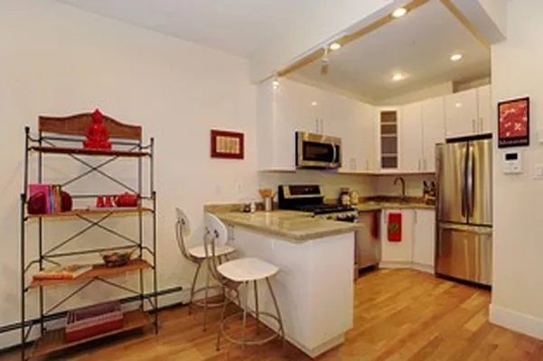 Rented by (Legacy) Metropolitan Property Grp. | media 21