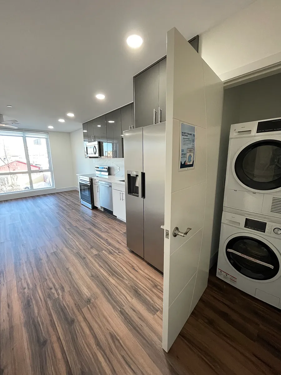 Building Photo - 4906 Spruce St #205