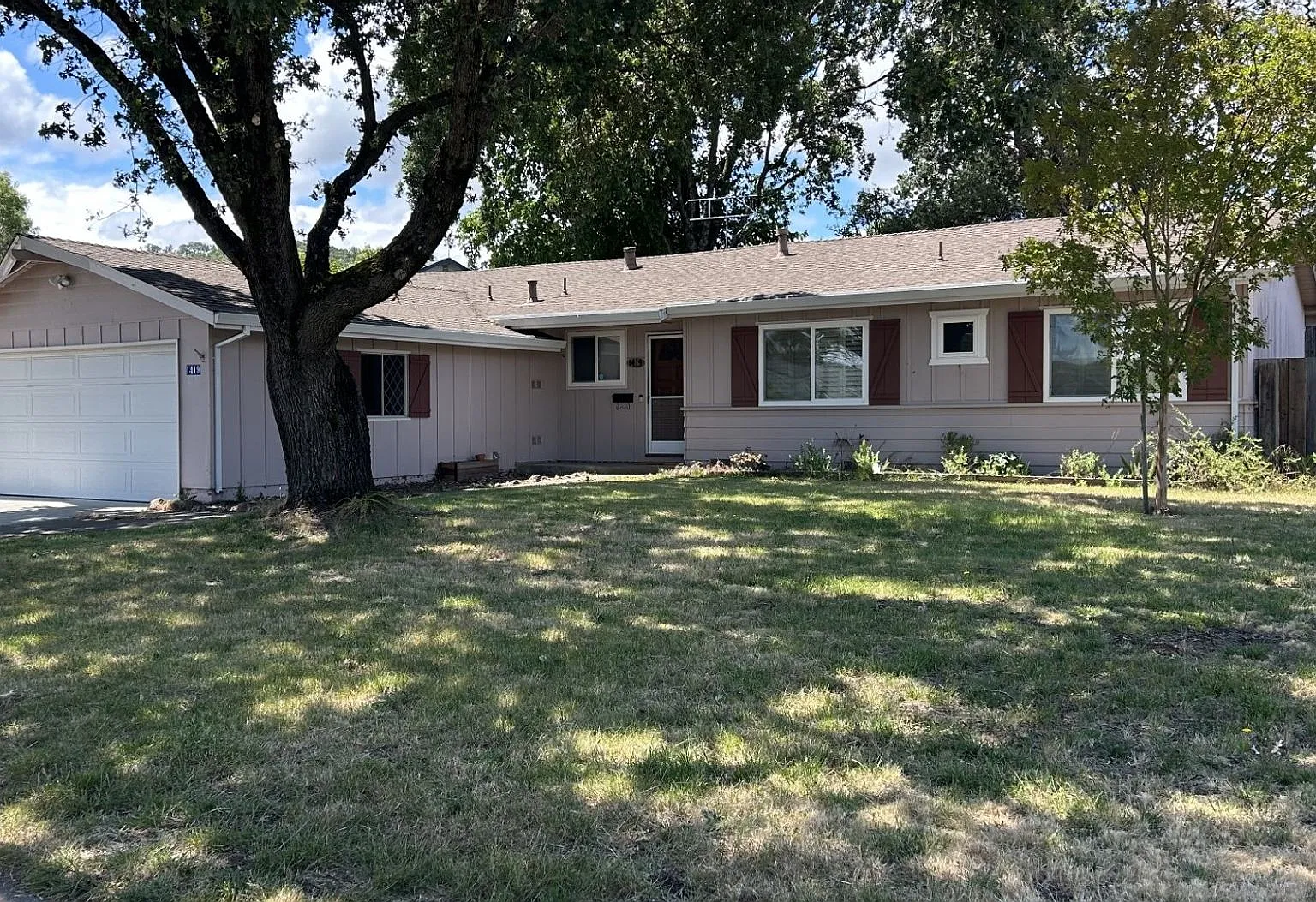 Lovely 4 Bedroom, 2 Bath Vintage Home — Photo 1