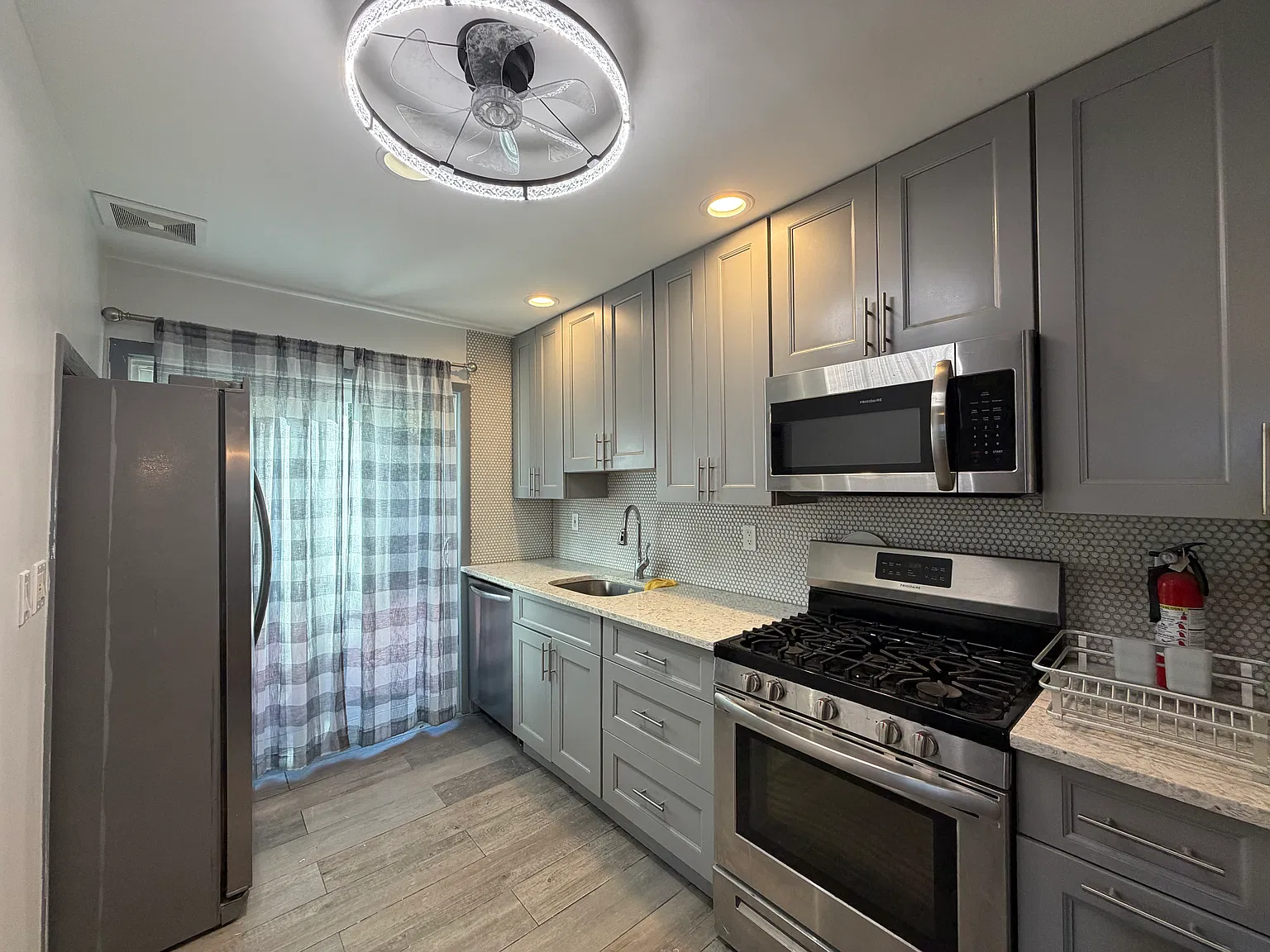 4 bed, 4300 sqft, $5,000 — Photo 2