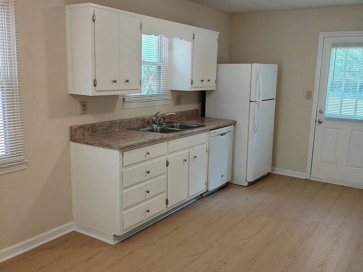 2 bed, 1100 sqft, $1,600 — Photo 3