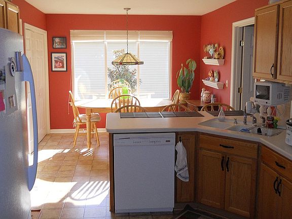 The large sunny eat-in kitch