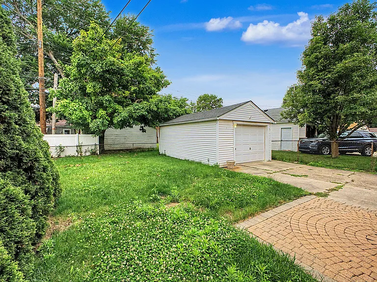 15587 Russell Ave — Photo 33