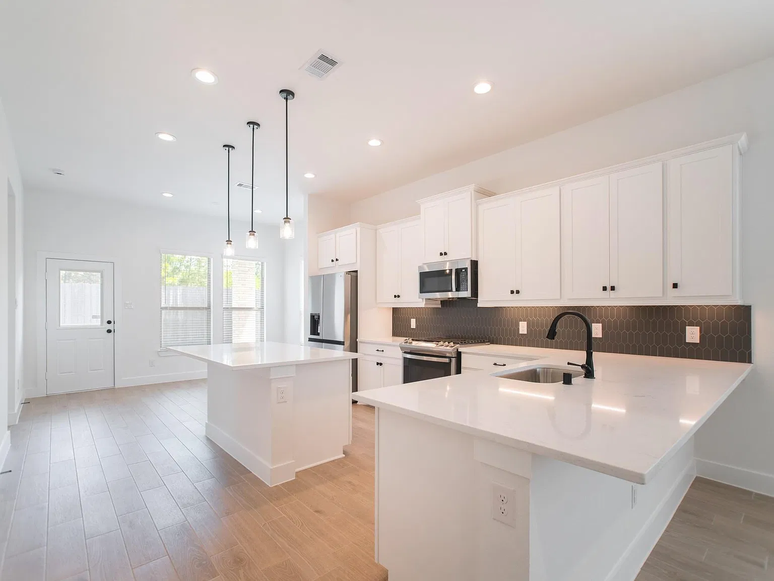 3 bed, 2.0 bath, 1683 sqft, $2,650 — Photo 2